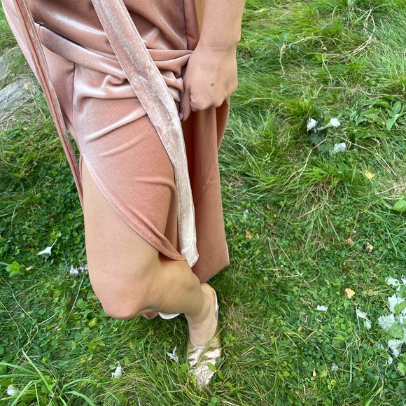 Deep v velvet maxi dress with tie waist - Picture 3 of 3